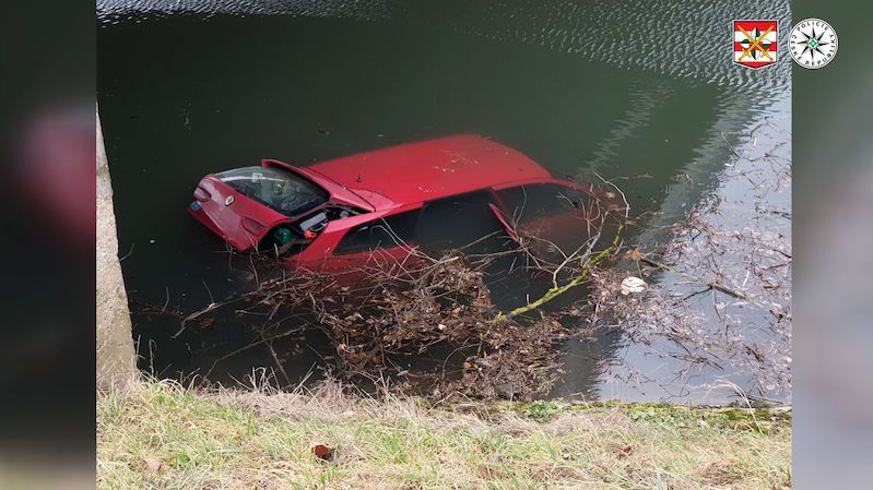 Auto v Blansku sjelo do řeky, posádka vyplavala na břeh a odešla